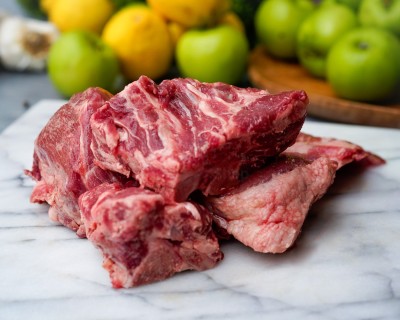 Свинина на кости охлаждённая 1 кг - купить в Бятках